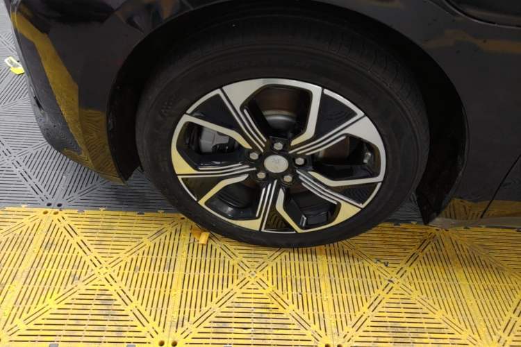 Used Hongqi E-QM5 2023 Revised Version Basic Travel Edition Left Front Wheel Hub