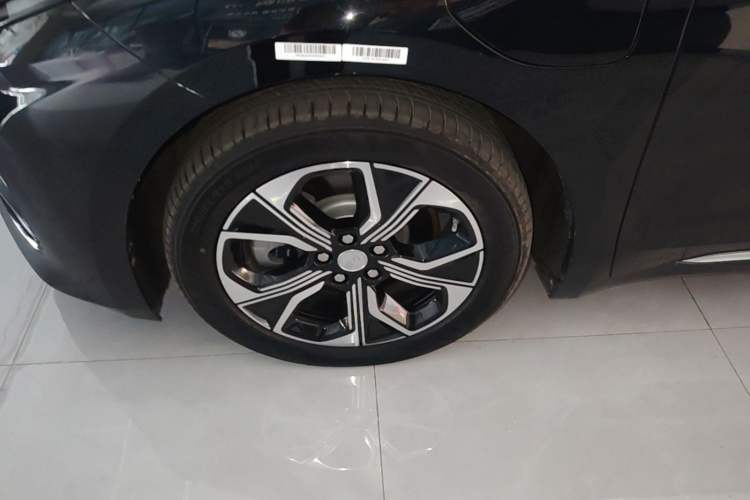 Used Hongqi E-QM5 2023 Base Travel Edition Left Front Wheel Hub