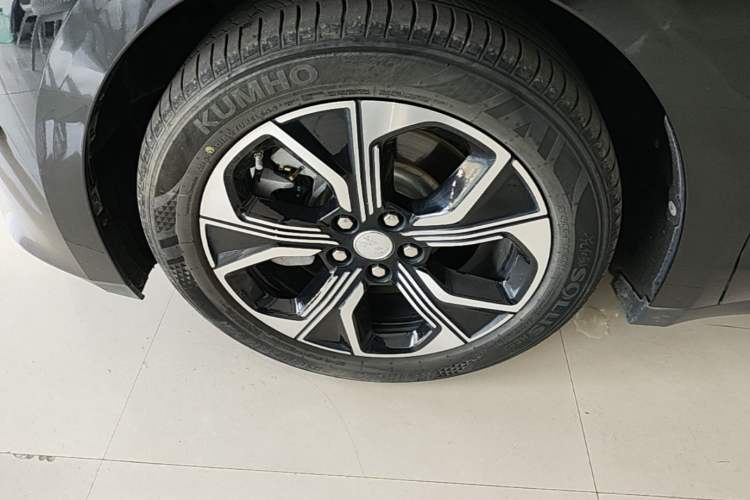 Used Hongqi E-QM5 2023 Revised Version Basic Travel Edition Left Front Wheel Hub