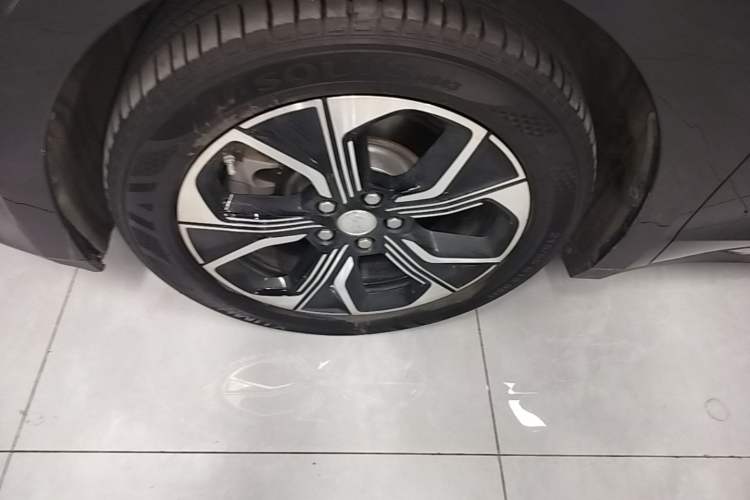Used Hongqi E-QM5 2023 Revised Version Basic Travel Edition Left Front Wheel Hub
