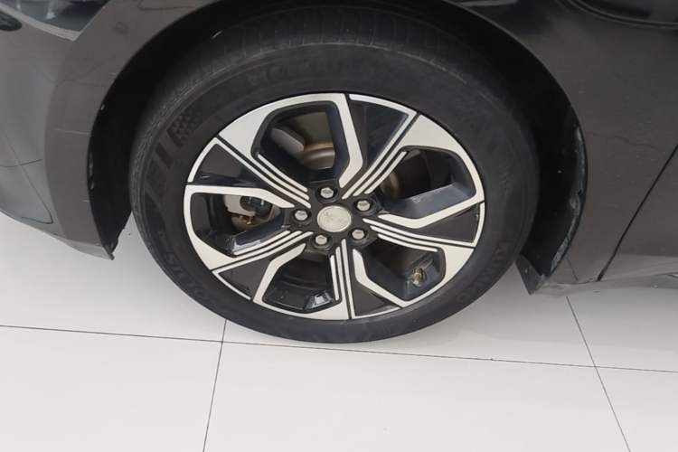 Used Hongqi E-QM5 2023 Revised Version Basic Travel Edition Left Front Wheel Hub
