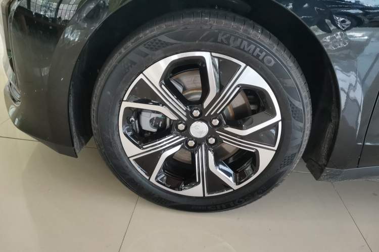 Used Hongqi E-QM5 2023 Revised Version Basic Travel Edition Left Front Wheel Hub