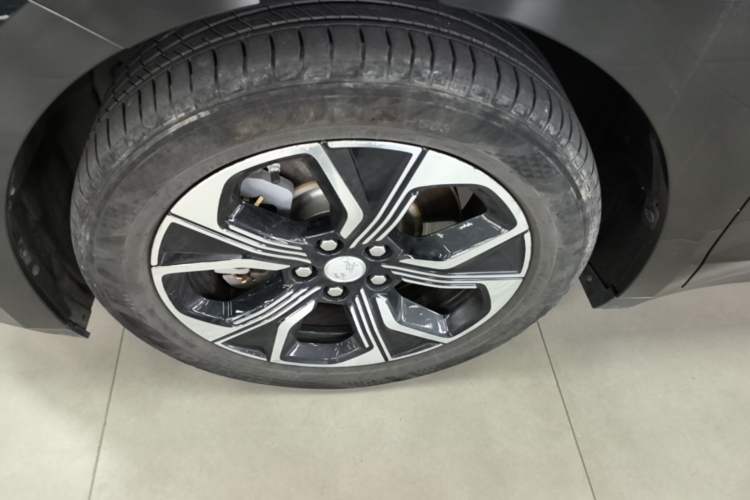 Used Hongqi E-QM5 2023 Revised Version Basic Travel Edition Left Front Wheel Hub