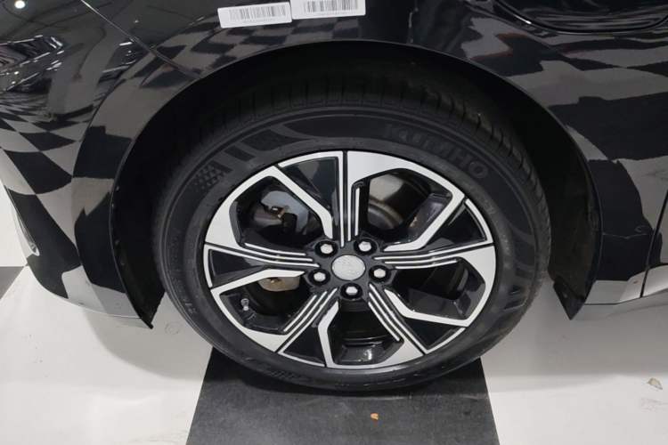 Used Hongqi E-QM5 2023 Revised Version Basic Travel Edition Left Front Wheel Hub