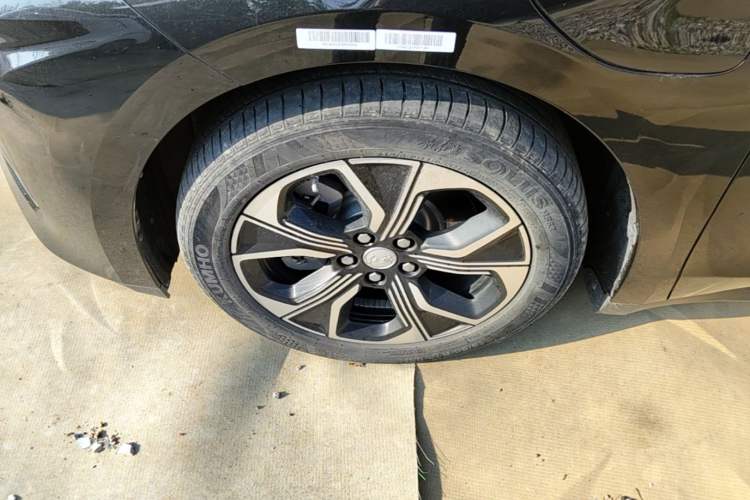 Used Hongqi E-QM5 2023 Revised Version Basic Travel Edition Left Front Wheel Hub