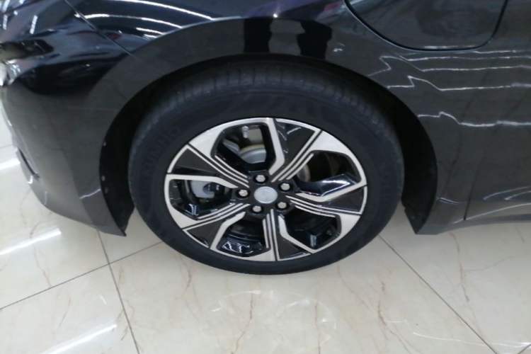 Used Hongqi E-QM5 2023 Revised Version Basic Travel Edition Left Front Wheel Hub