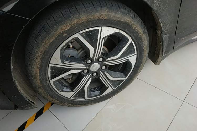 Used Hongqi E-QM5 2023 Revised Version Basic Travel Edition Left Front Wheel Hub