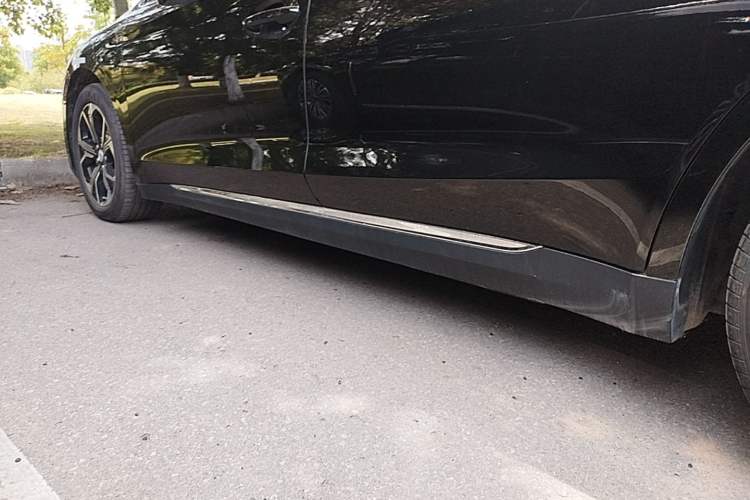 Used Hongqi E-QM5 2023 Revised Version Basic Travel Edition Left Side Sill