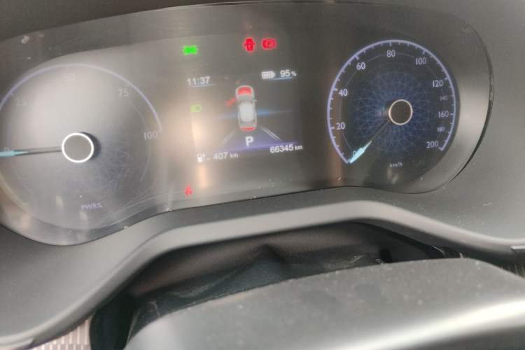 Used Hongqi E-QM5 2023 Base Travel Edition Odometer Close Up