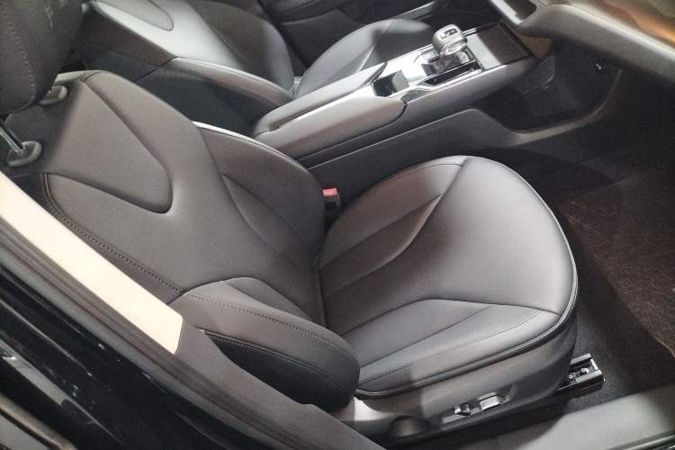 Used Hongqi E-QM5 2023 Revised Version Basic Travel Edition Right Front Seat
