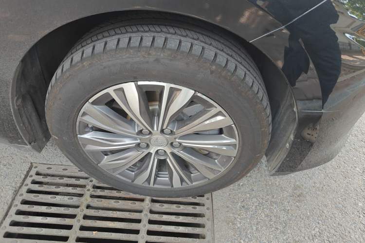 Used Hongqi E-QM5 2023 620km PLUS Right Front Wheel Hub