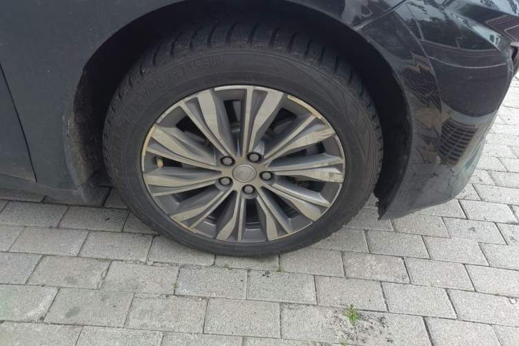 Used Hongqi E-QM5 2023 620km PLUS Right Front Wheel Hub