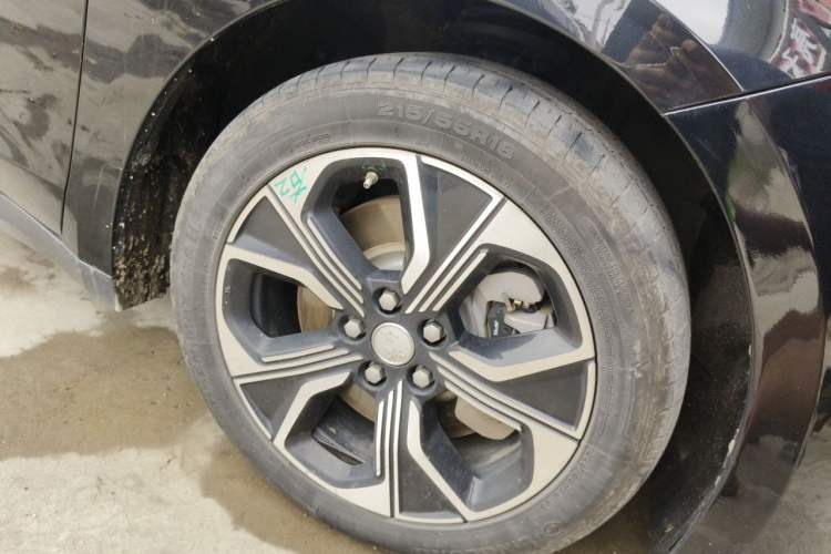 Used Hongqi E-QM5 2023 Base Travel Edition Right Front Wheel Hub