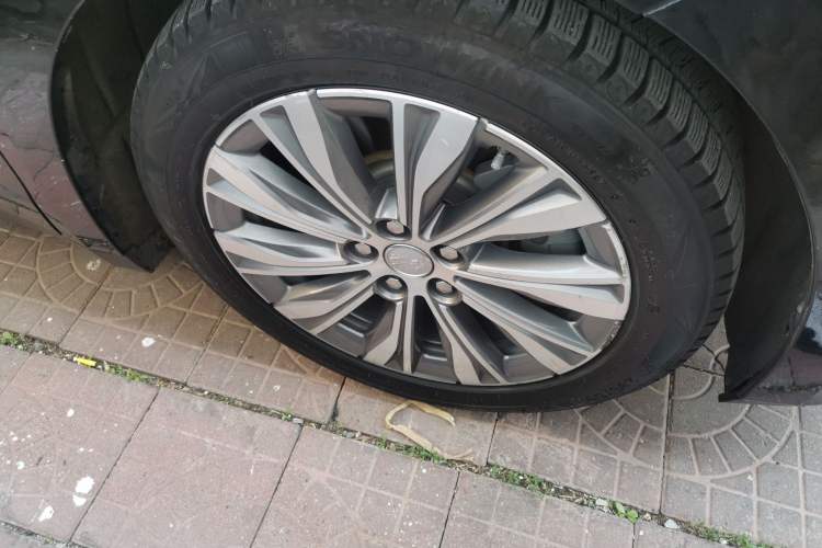 Used Hongqi E-QM5 2023 620km PLUS Right Front Wheel Hub