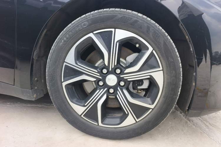Used Hongqi E-QM5 2023 Revised Version Basic Travel Edition Right Front Wheel Hub