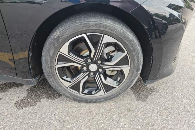 Used Hongqi E-QM5 2023 Revised Version Basic Travel Edition Right Front Wheel Hub