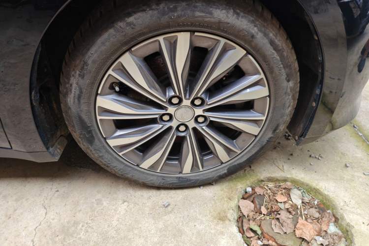 Used Hongqi E-QM5 2023 620km PLUS Right Front Wheel Hub