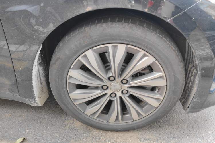 Used Hongqi E-QM5 2023 620km PLUS Right Front Wheel Hub