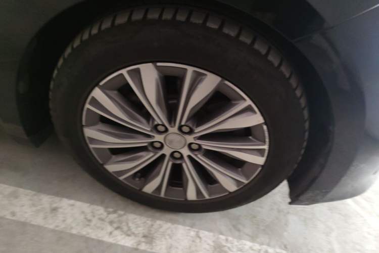 Used Hongqi E-QM5 2023 620km PLUS Right Front Wheel Hub