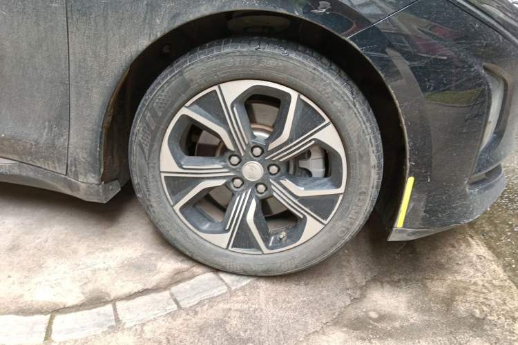 Used Hongqi E-QM5 2023 Revised Version Basic Travel Edition Right Front Wheel Hub