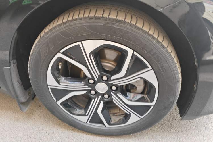 Used Hongqi E-QM5 2023 Base Travel Edition Right Front Wheel Hub