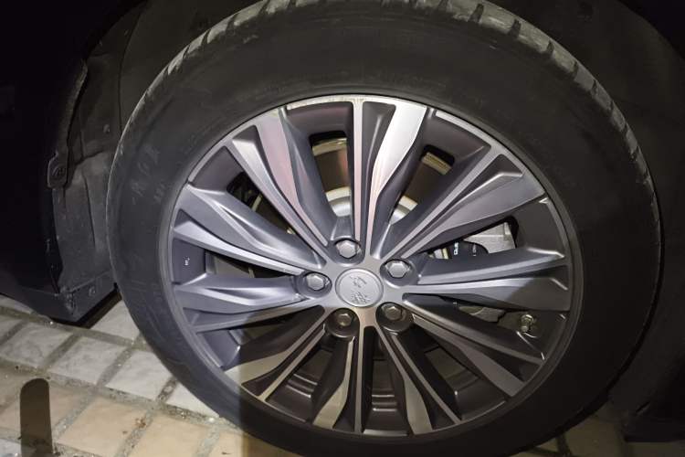 Used Hongqi E-QM5 2023 560km PLUS Right Front Wheel Hub