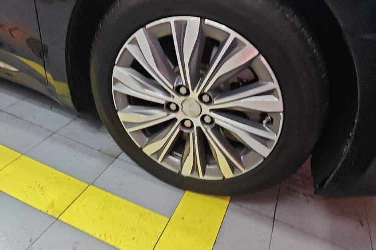 Used Hongqi E-QM5 2023 620km PLUS Right Front Wheel Hub