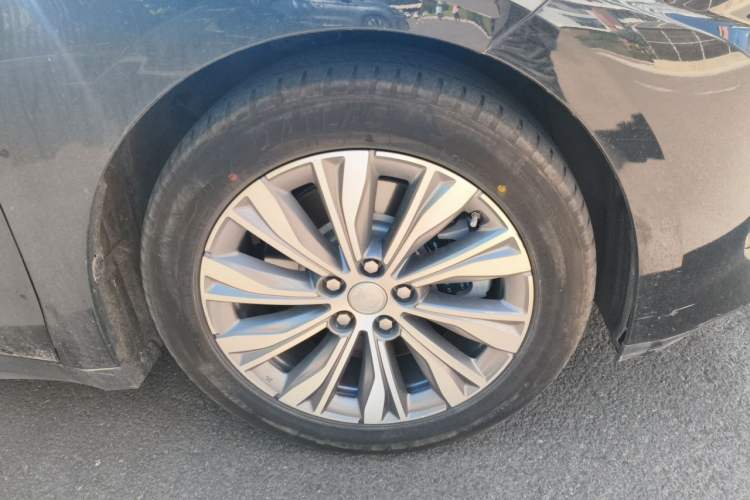 Used Hongqi E-QM5 2023 620km PLUS Right Front Wheel Hub