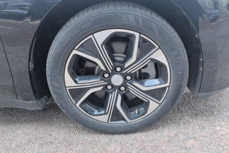 Used Hongqi E-QM5 2023 Revised Version Basic Travel Edition Right Front Wheel Hub