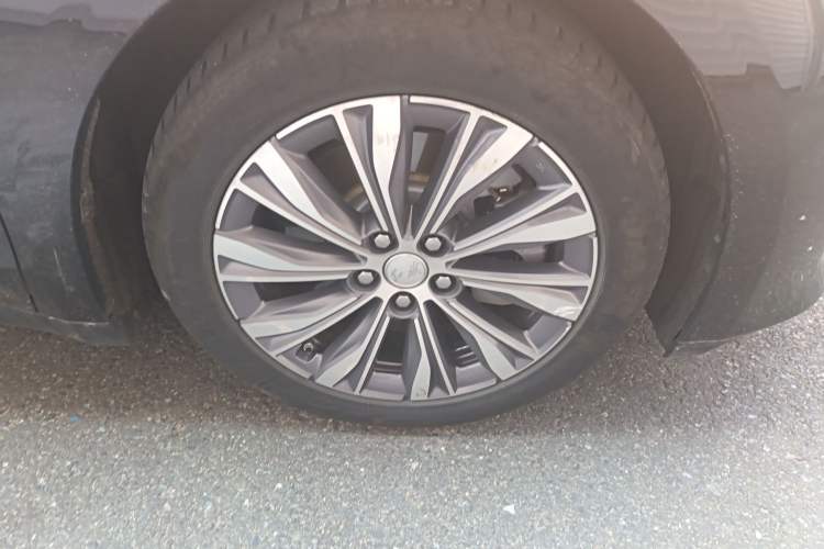 Used Hongqi E-QM5 2023 620km PLUS Right Front Wheel Hub