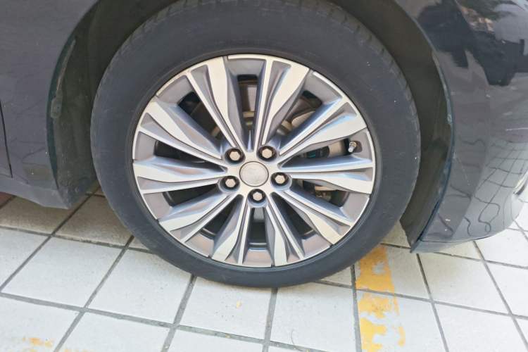 Used Hongqi E-QM5 2023 560km PLUS Right Front Wheel Hub