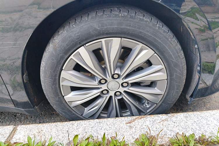 Used Hongqi E-QM5 2023 620km PLUS Right Front Wheel Hub
