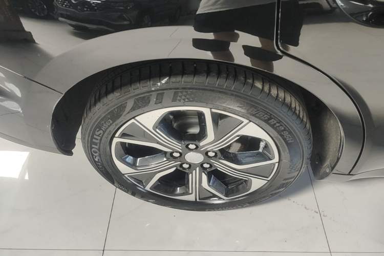 Used Hongqi E-QM5 2023 Revised Version Basic Travel Edition Right Rear Wheel Hub