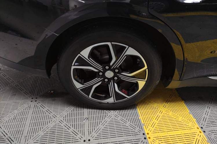 Used Hongqi E-QM5 2023 Revised Version Basic Travel Edition Right Rear Wheel Hub