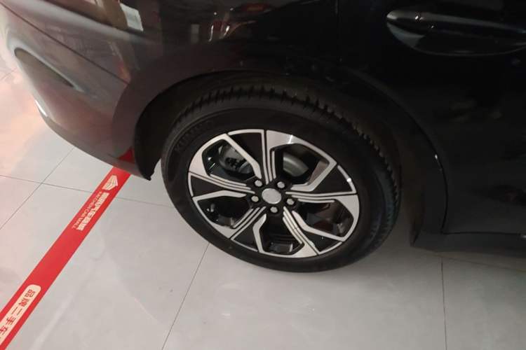 Used Hongqi E-QM5 2023 Base Travel Edition Right Rear Wheel Hub
