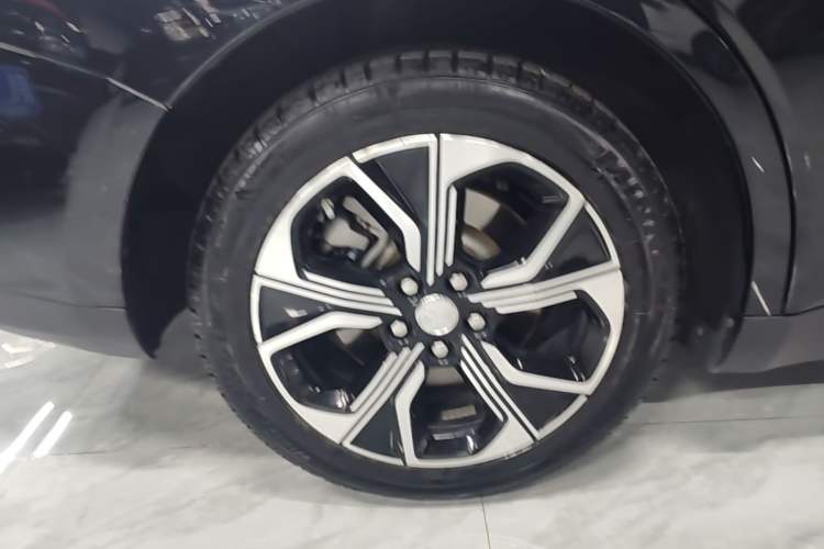 Used Hongqi E-QM5 2023 Revised Version Basic Travel Edition Right Rear Wheel Hub