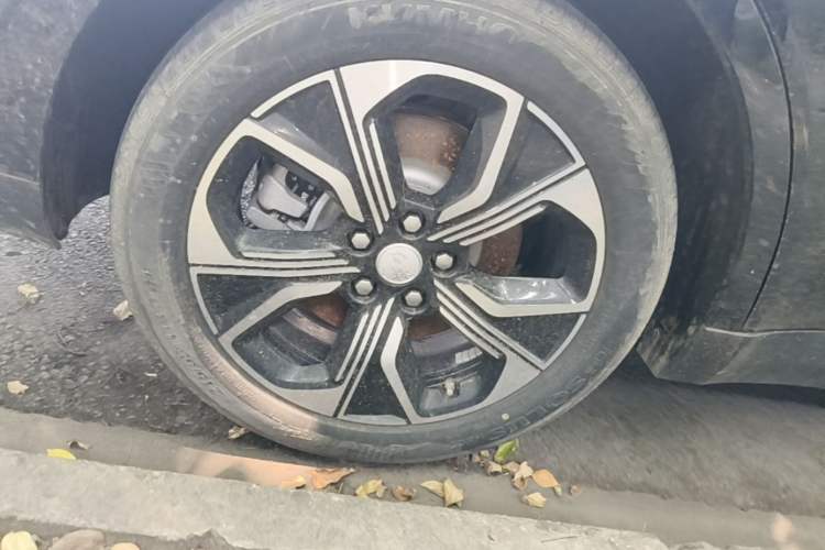 Used Hongqi E-QM5 2023 Base Travel Edition Right Rear Wheel Hub