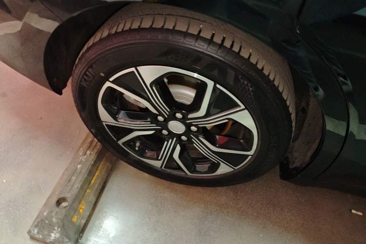 Used Hongqi E-QM5 2023 Revised Version Basic Travel Edition Right Rear Wheel Hub