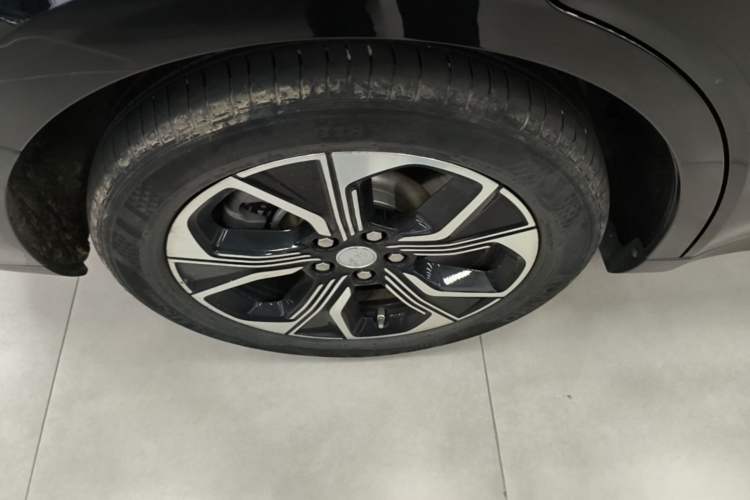 Used Hongqi E-QM5 2023 Revised Version Basic Travel Edition Right Rear Wheel Hub