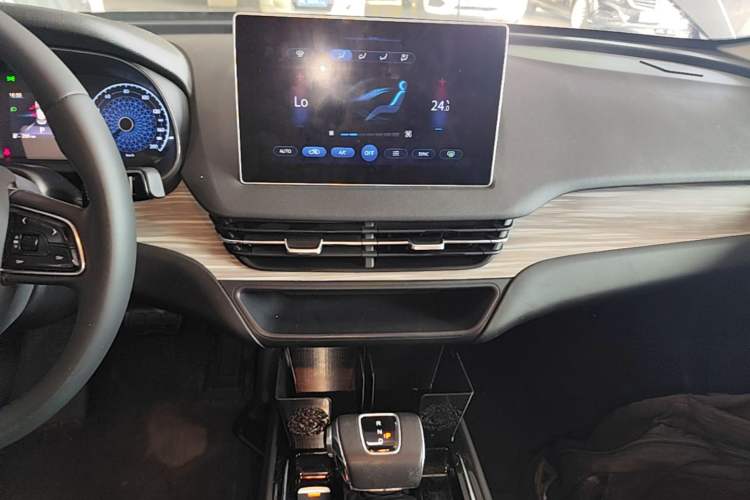 Used Hongqi E-QM5 2023 620km PLUS Audio And AC Panel