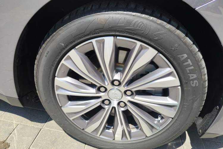 Used Hongqi E-QM5 2023 560km PLUS Right Front Wheel Hub