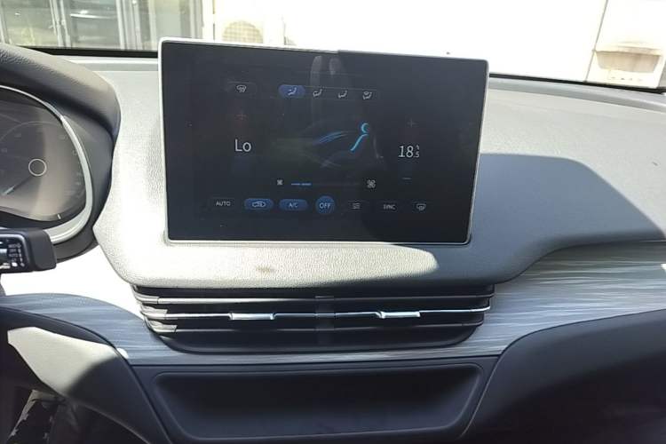 Used Hongqi E-QM5 2023 620km PLUS Audio And AC Panel