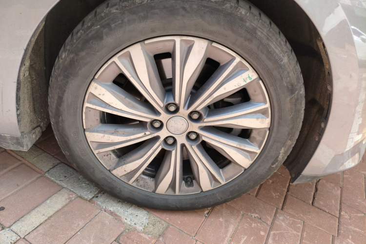 Used Hongqi E-QM5 2023 620km PLUS Right Front Wheel Hub