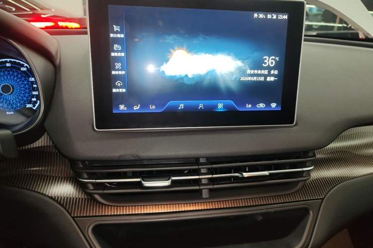 Used Hongqi E-QM5 2023 Revised Version Basic Travel Edition Audio And AC Panel