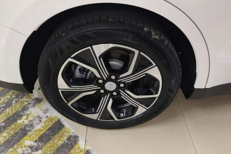 Used Hongqi E-QM5 2023 Revised Version Basic Travel Edition Right Rear Wheel Hub