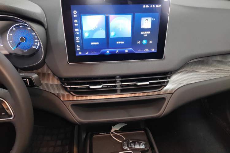 Used Hongqi E-QM5 2024 450km Range Commuter Version Audio And AC Panel