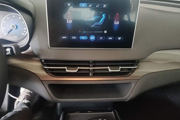 Used Hongqi E-QM5 2024 450km Range Commuter Version Audio And AC Panel