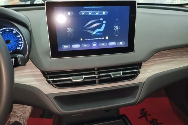 Used Hongqi E-QM5 2024 610 km PLUS Audio And AC Panel