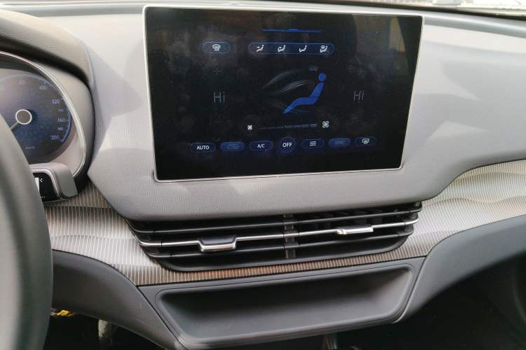 Used Hongqi E-QM5 2024 450km Range Commuter Version Audio And AC Panel