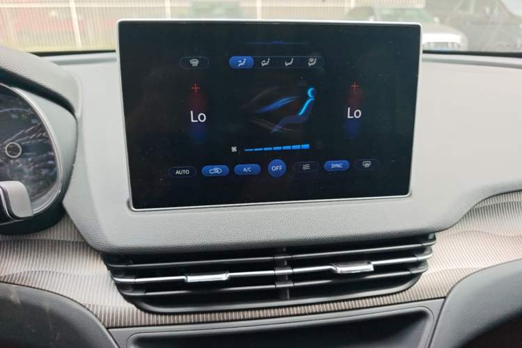 Used Hongqi E-QM5 2024 450km Range Commuter Version Audio And AC Panel
